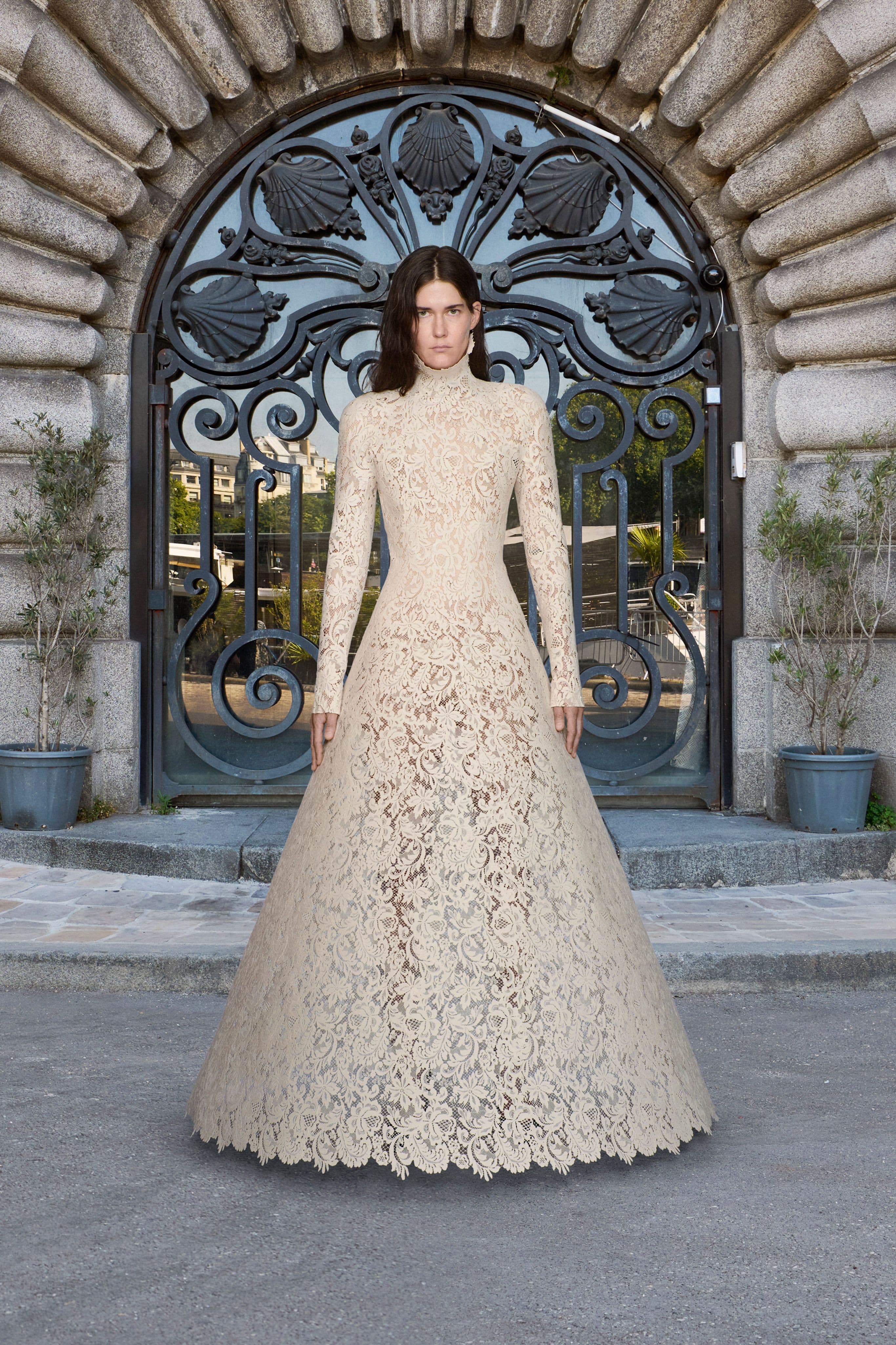 cuellos y manda larga tendencia de novias 2025 alta costura