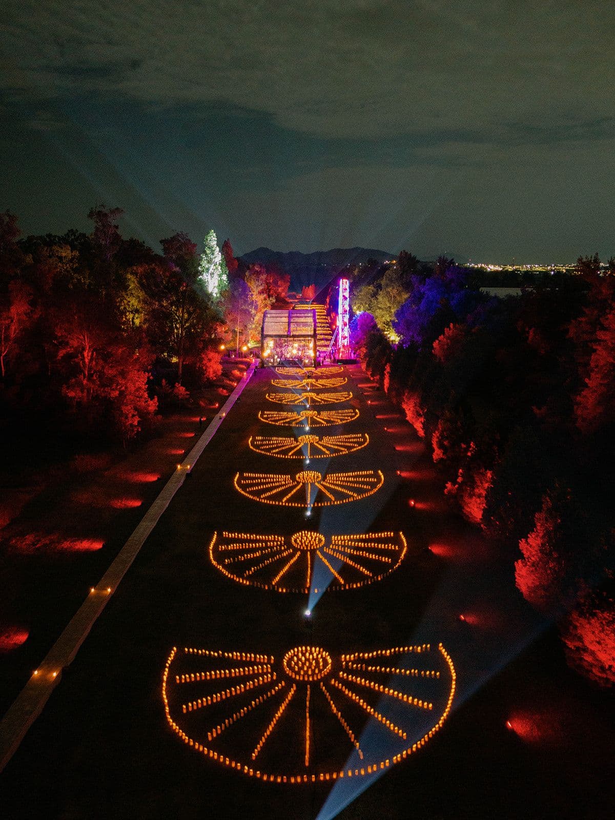 Una foto del salón de bodas de noche donde se aprecia una rueda de la fortuna