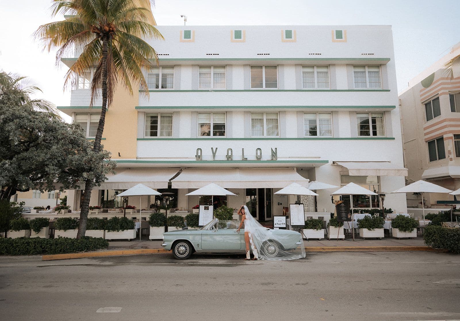 sesion de novia vestido en un coche