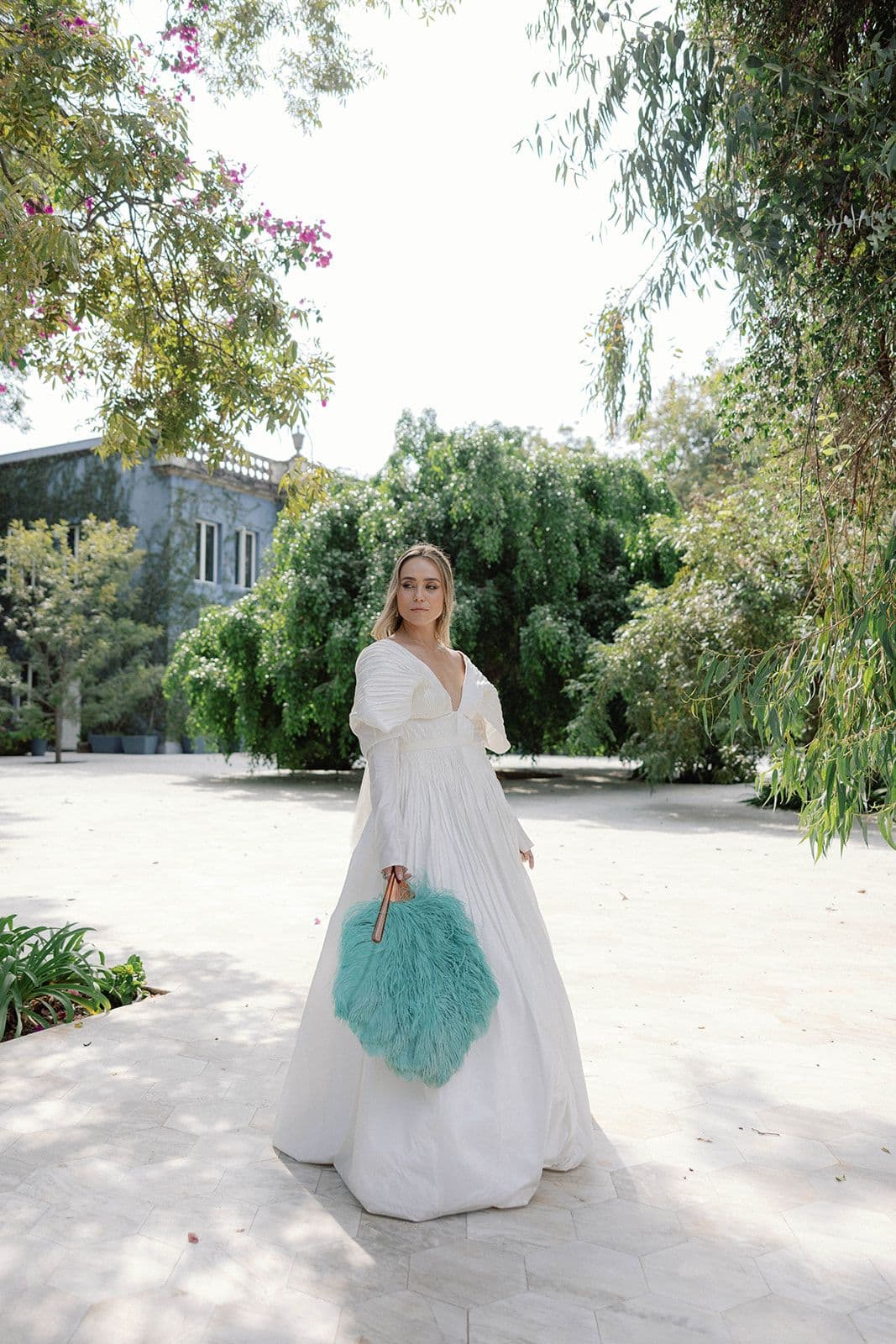 Valería Bross, con su vestido de bodas y su `algo azul` posando enfrente de la hacienda