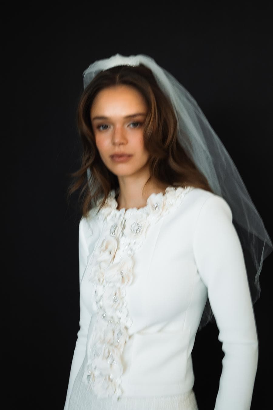 Una novia con un traje blanco