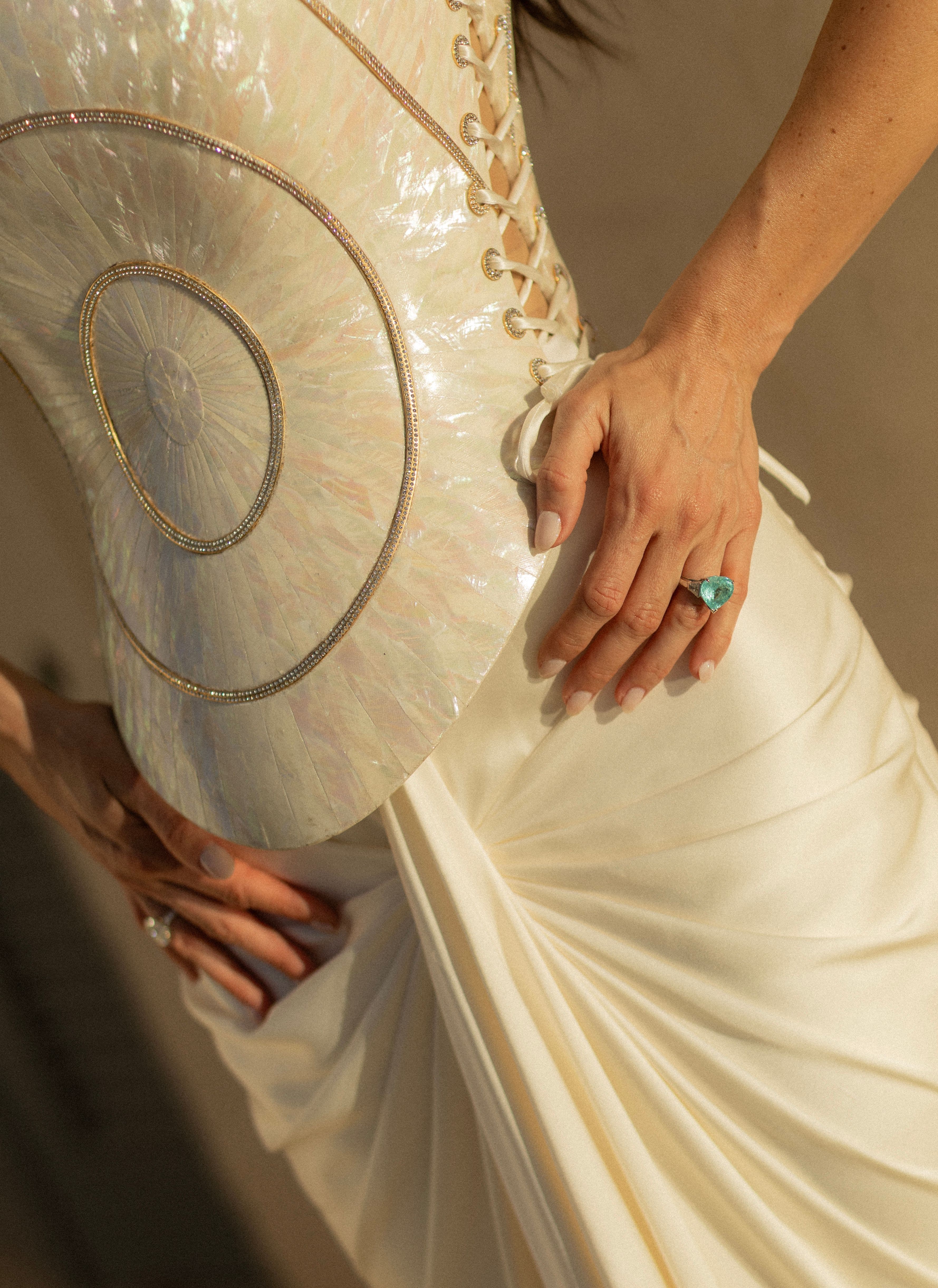 Vestido Sarah Mattar de Tamara Ralph Haute Couture aplicaciones de nácar marfil