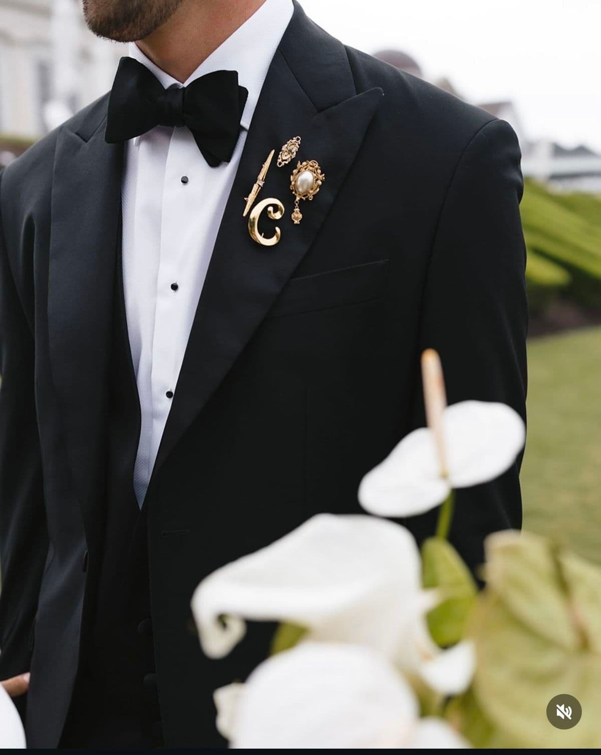 broches traje novio boda