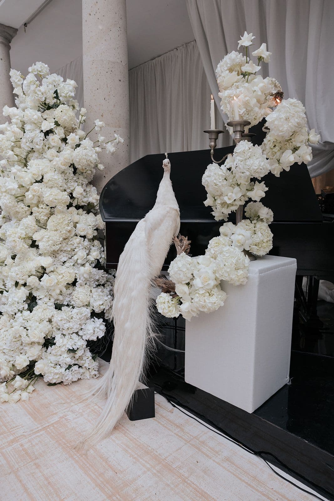 decoracion con detalles en blanco de una boda Pau