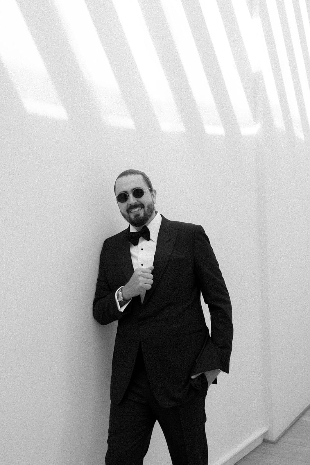 Amaury Vergara, luciendo su smoking con unos lentes de sol oscuros, la foto es en blanco y negro