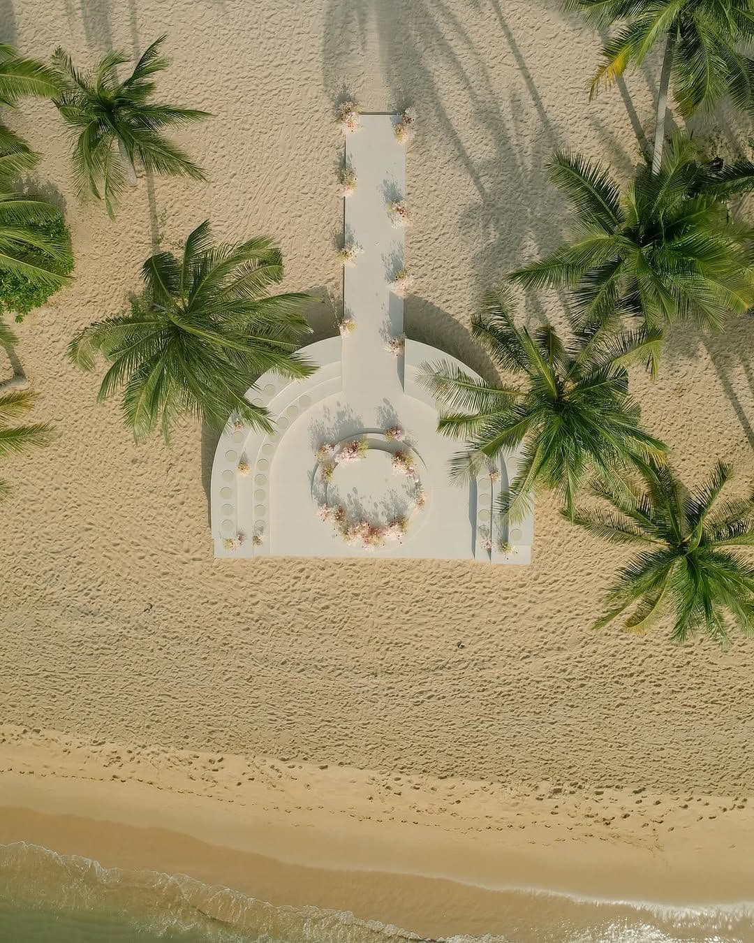 Vista desde arriba sobre decoración de una boda en playa