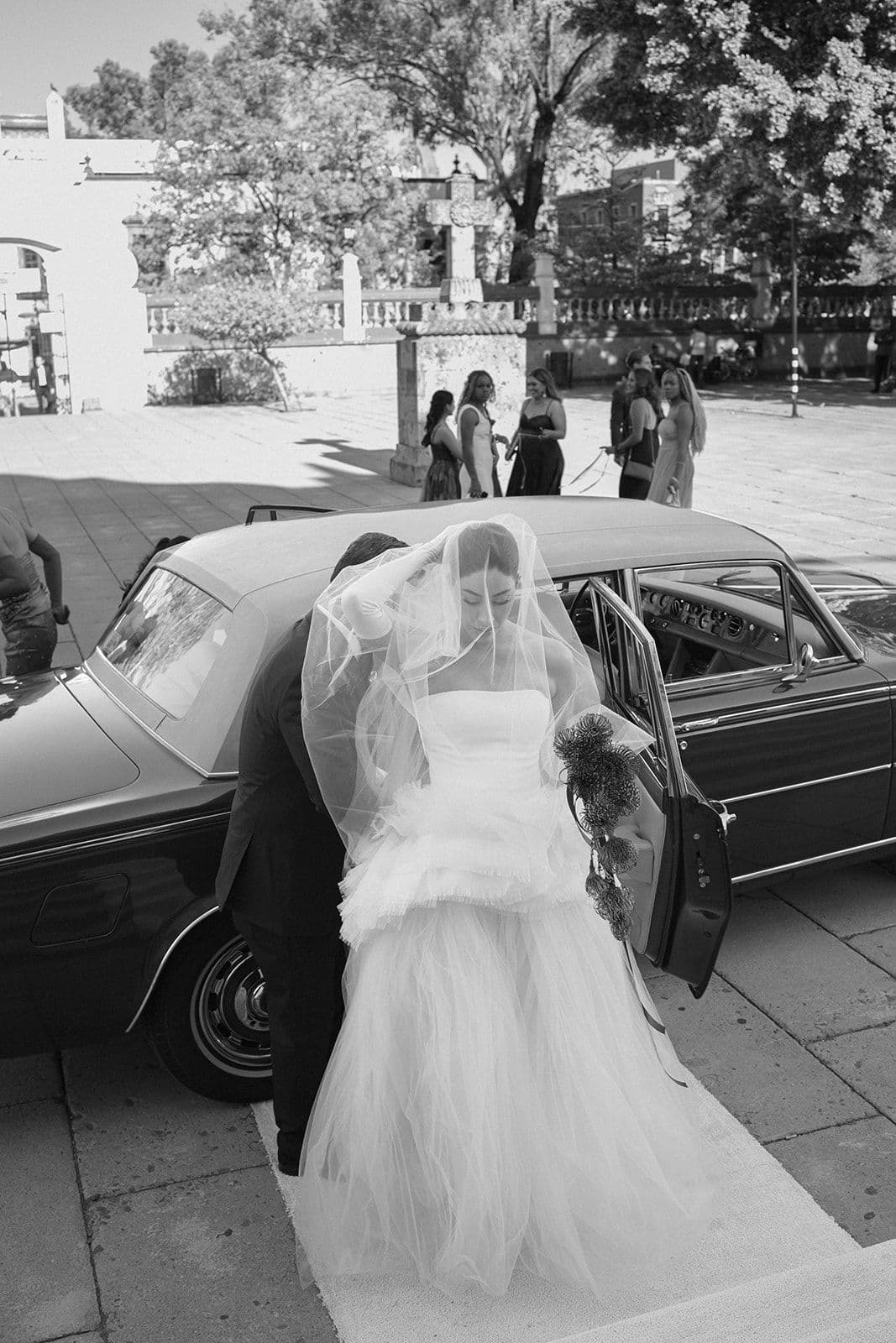 detalles boda novia llegando iglesia