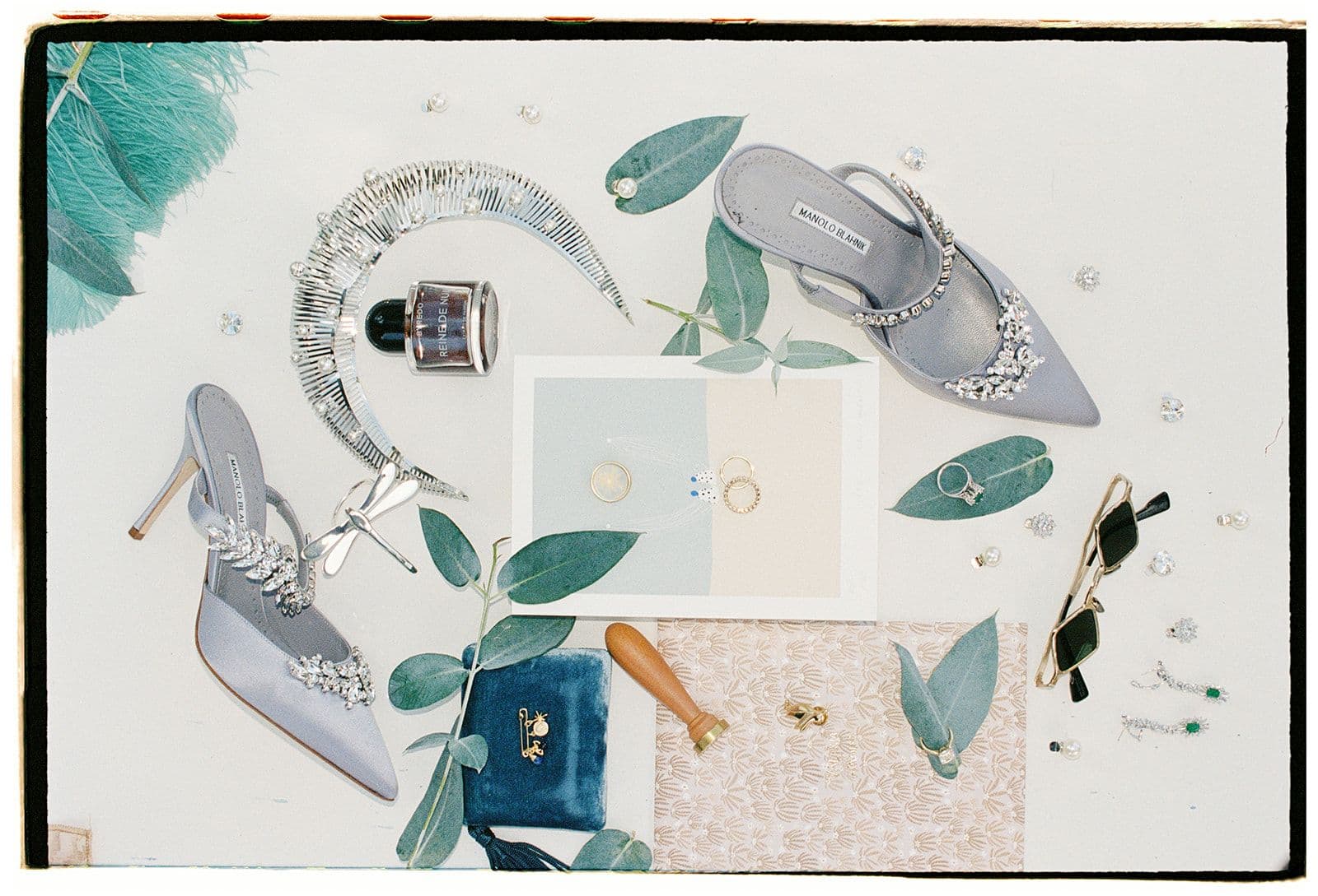 Una foto cenital de una serie de articulos que representan el estilo del vestido