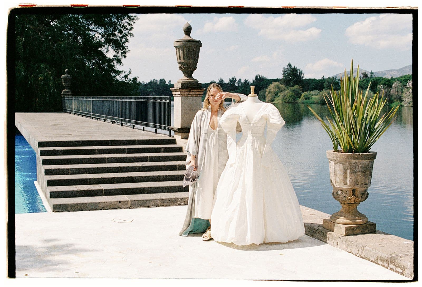 Valeria Bross posando con su vestido de bodas