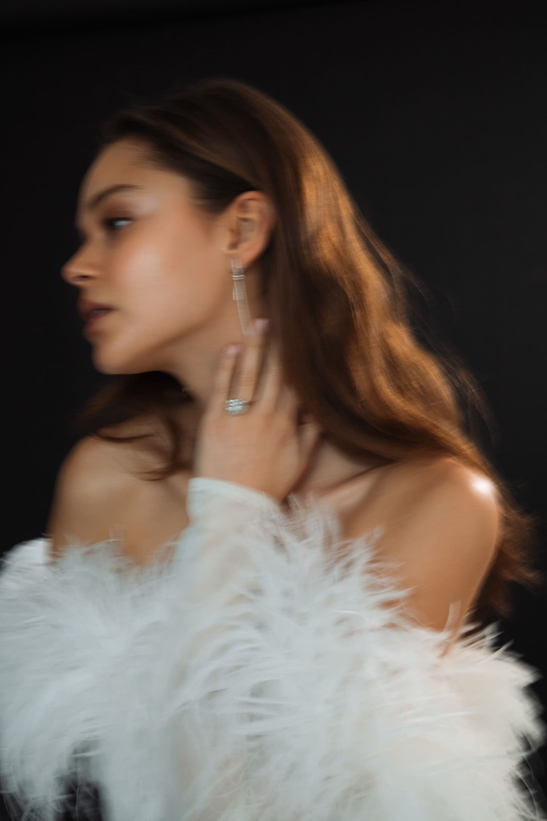 Foto retrato de una novia mirando hacia un lado donde se aprecia su anillo de compromiso