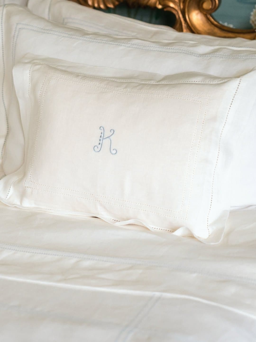 sabanas almohadas grabados textos monogramas bodas