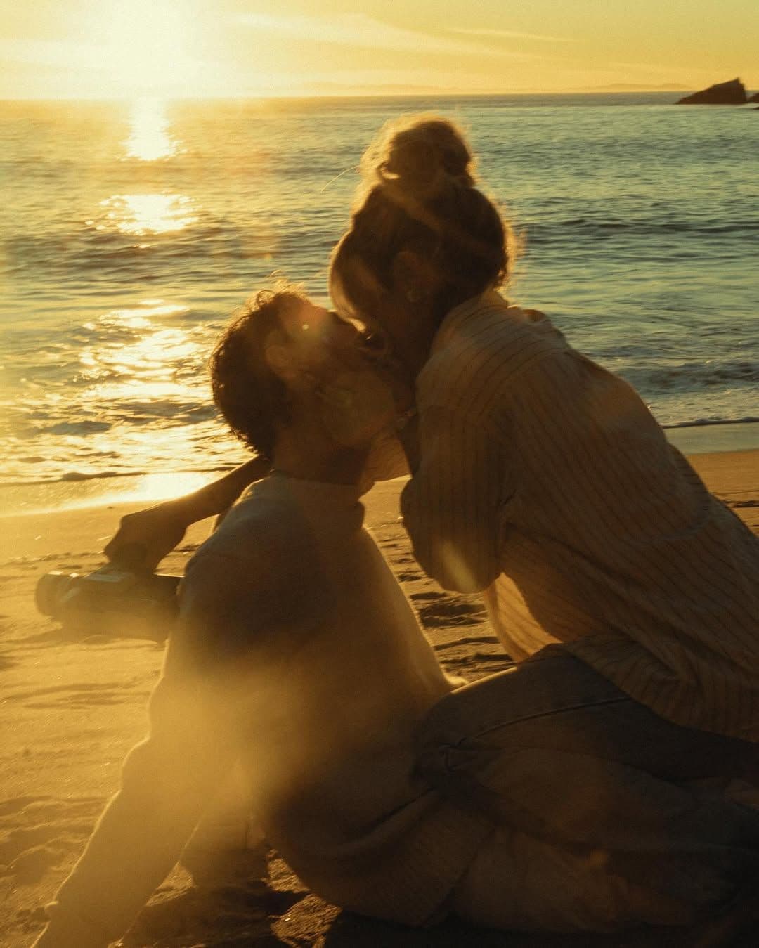 novios recién comprometidos