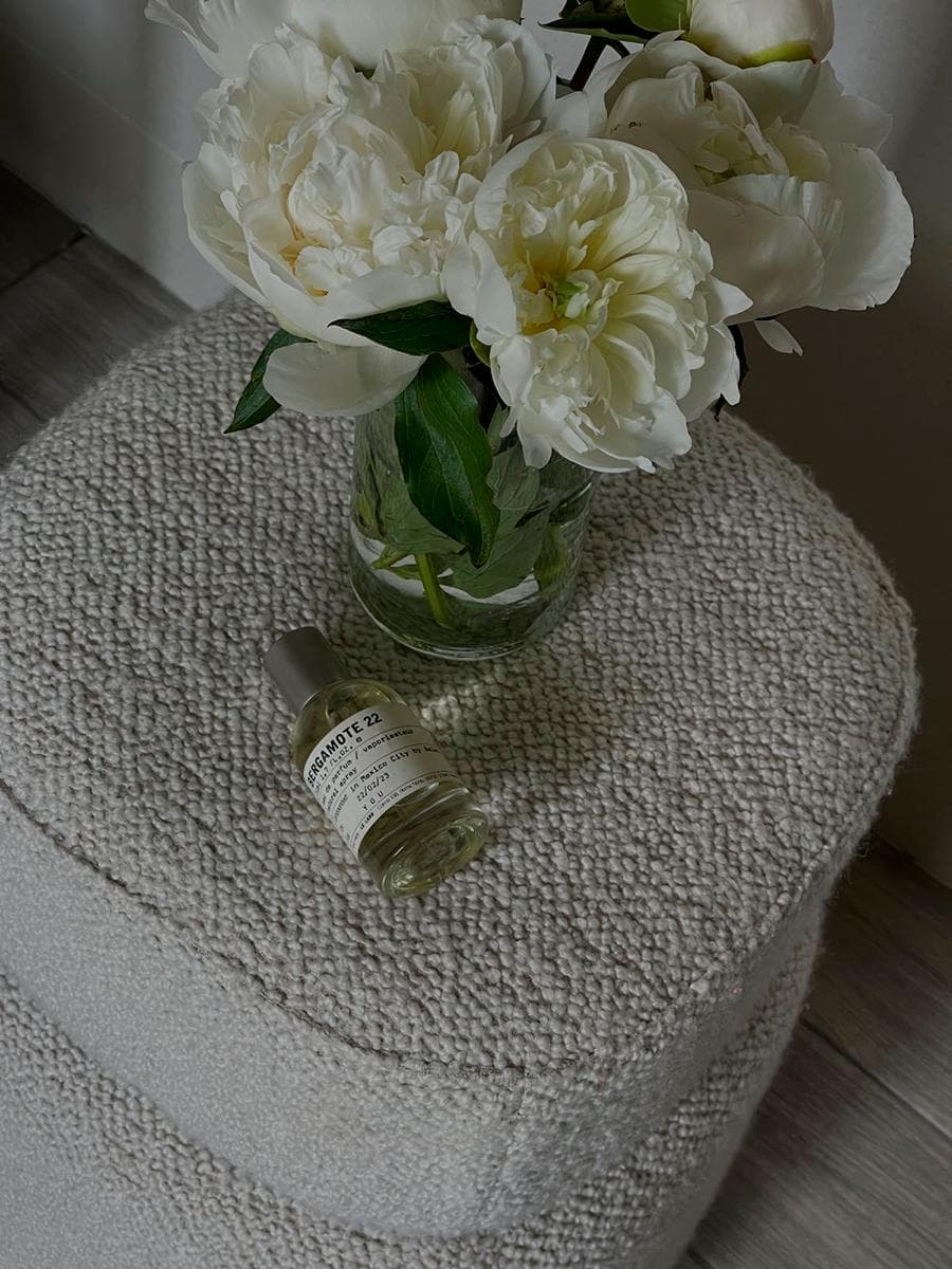 flores con un perfume.