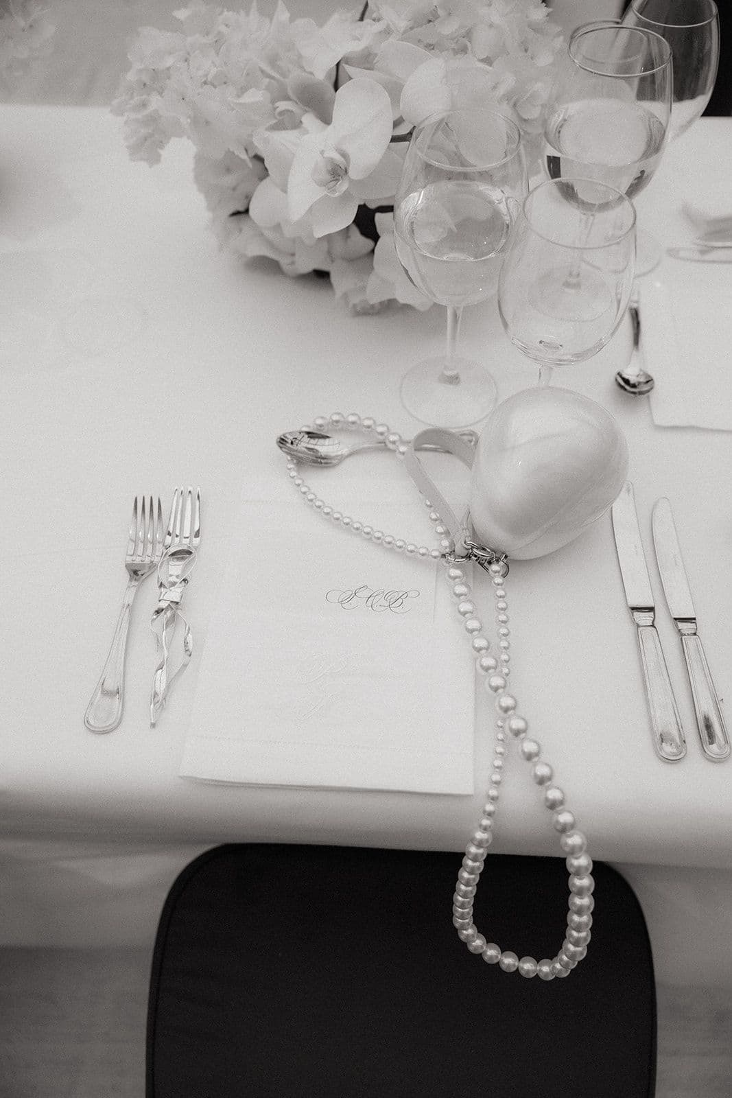 decoracion con detalles en blanco de una boda Pau