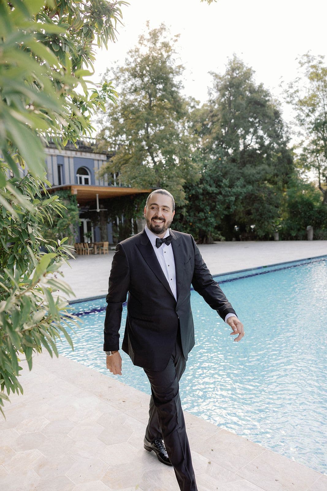 Amaury Vergara con su smoking, caminando a la orilla de la alberca