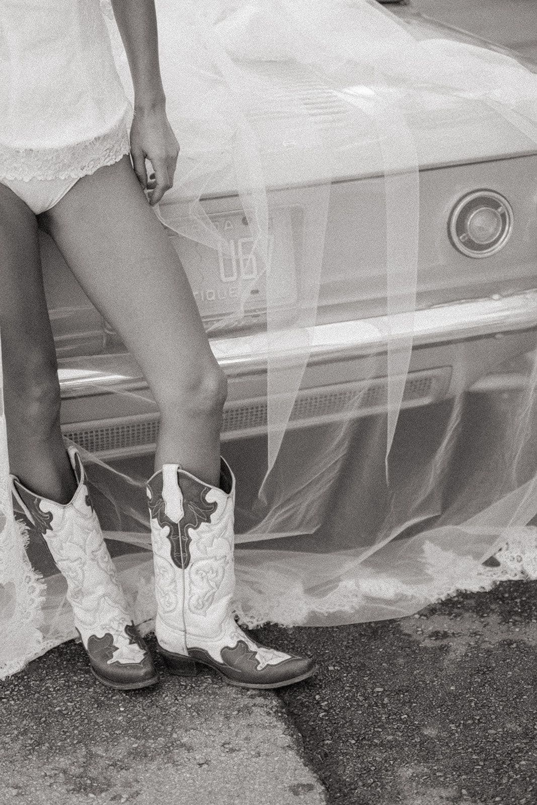 look novia con botas cowboy