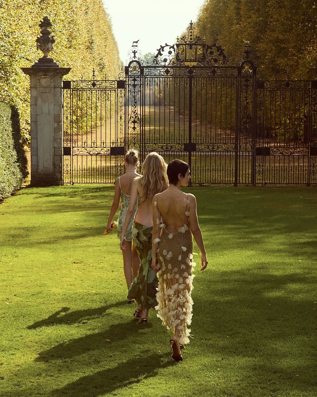 bridesmaids admirando a la novia