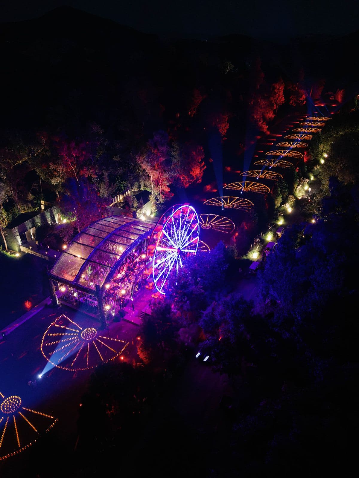 Una foto del salón de bodas de noche donde se aprecia una rueda de la fortuna