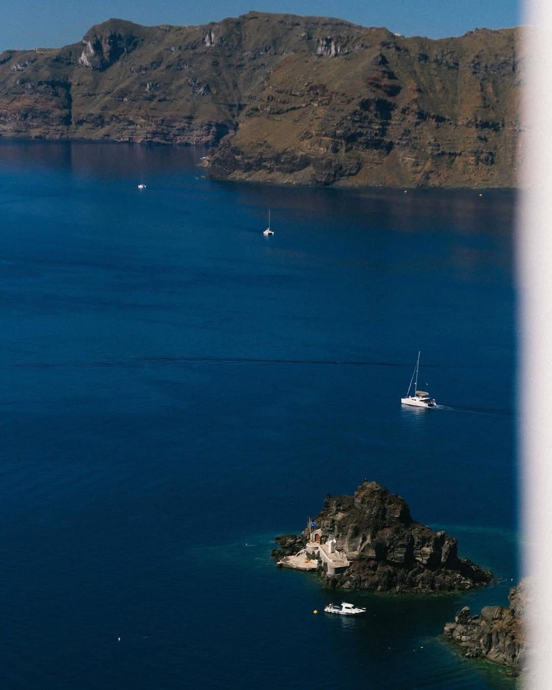 Novios recién casados en yate