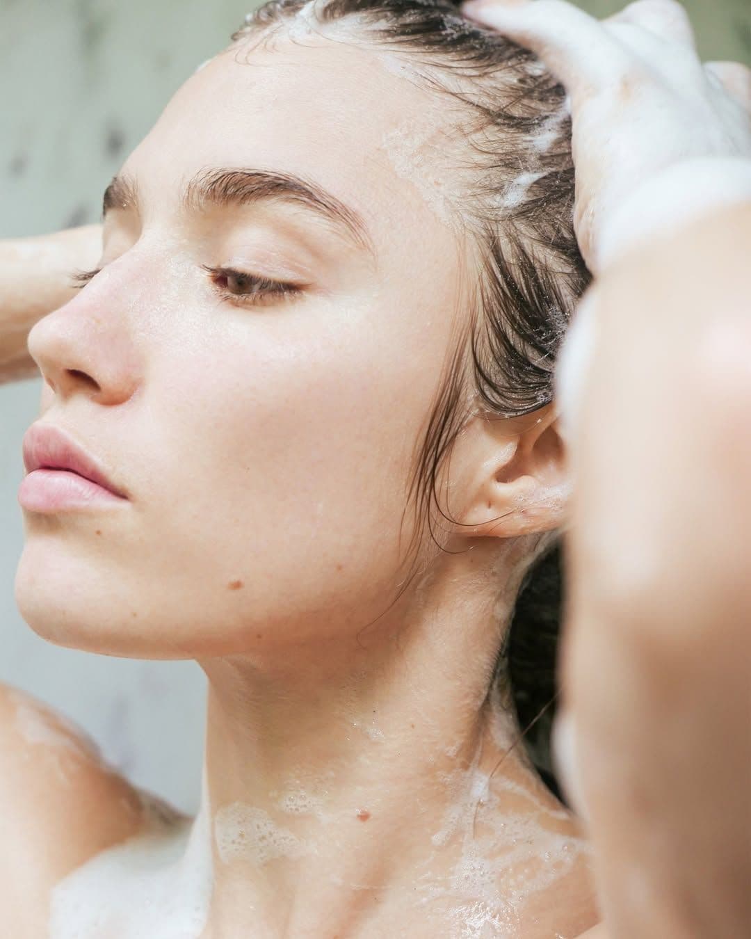 Mujer lavandose el pelo