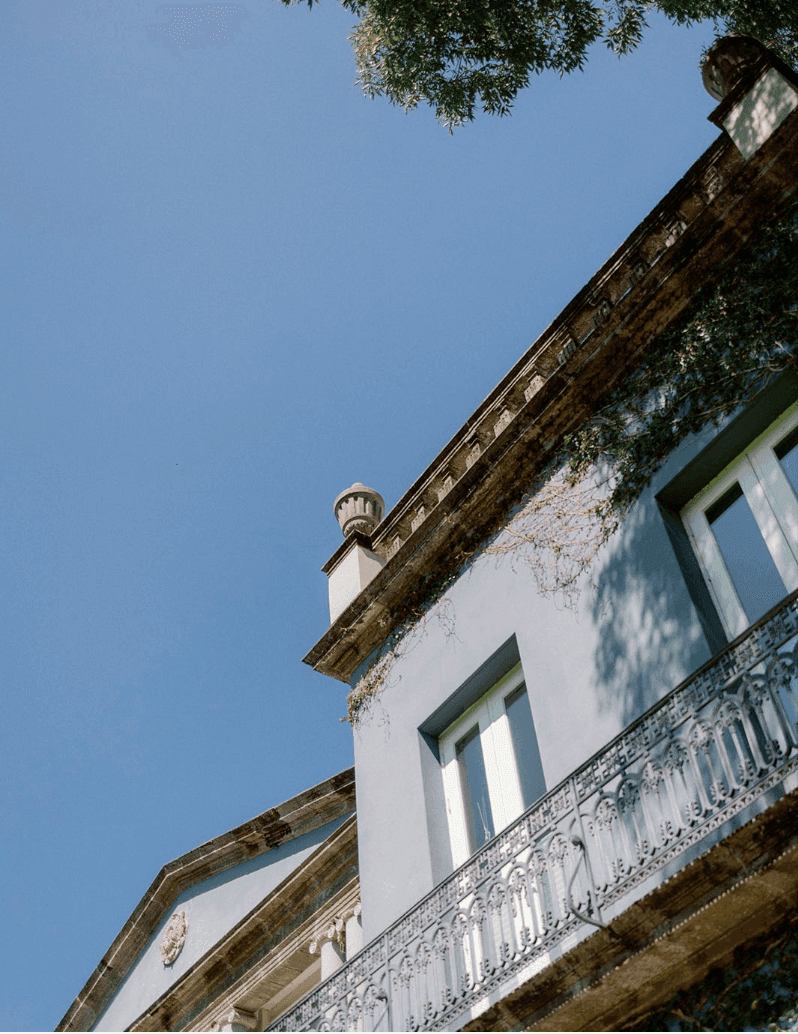 Una foto al detalle de una de las fachadas de la hacienda
