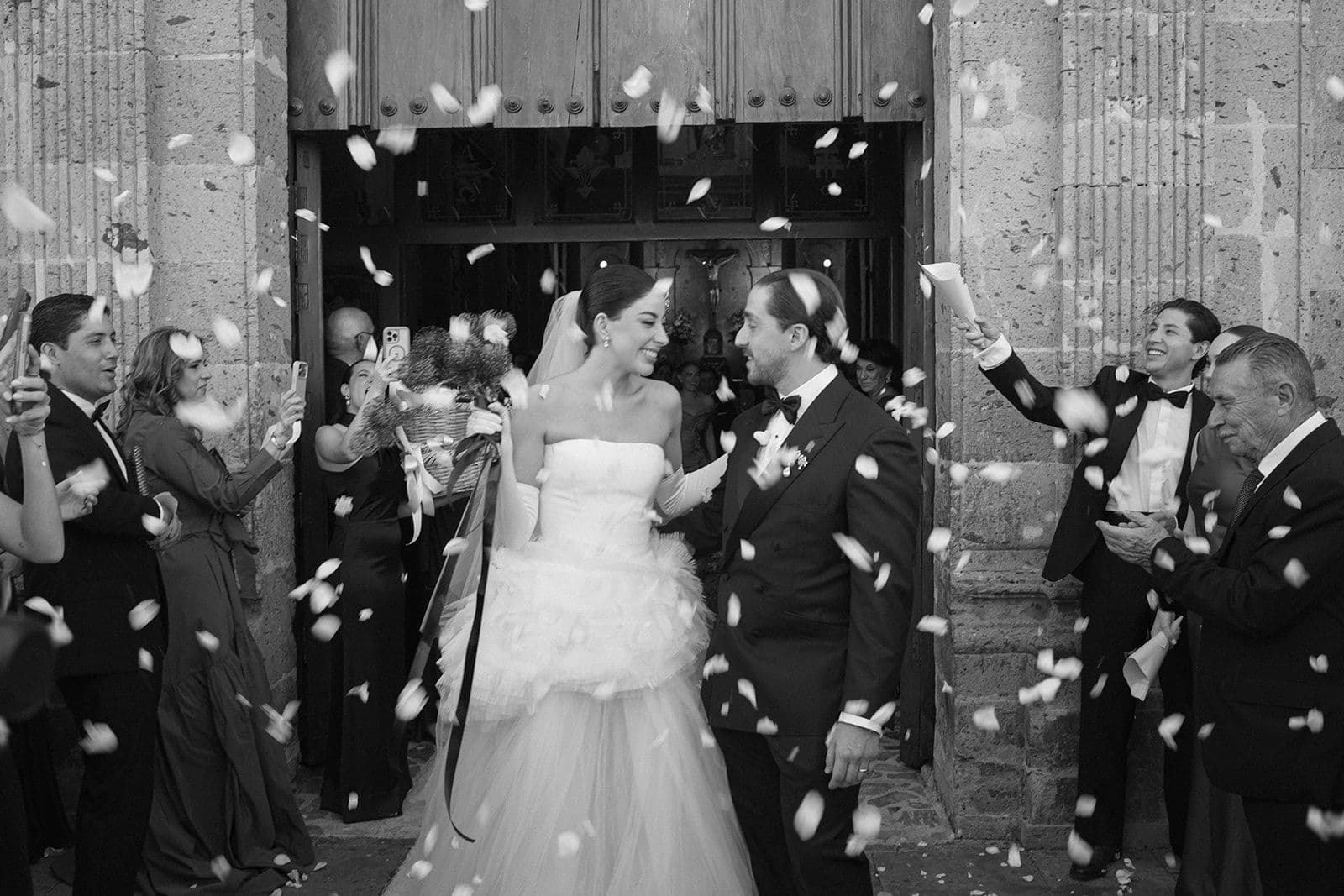 detalles boda novia llegando iglesia