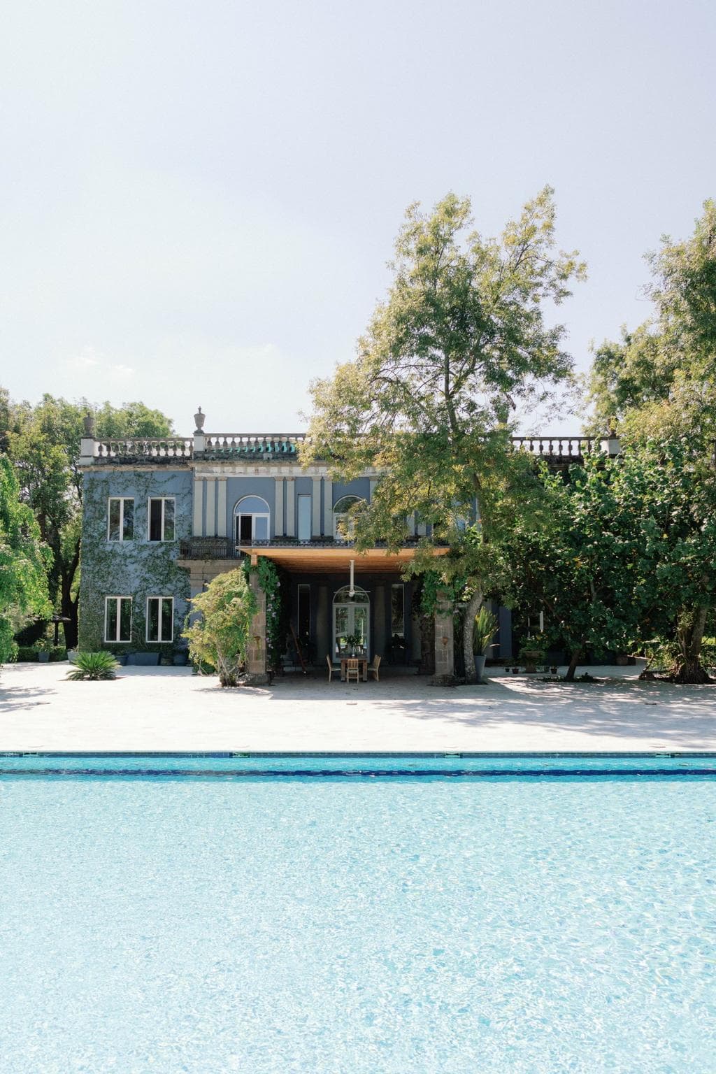 Una hacienda en un día soleado con una piscina