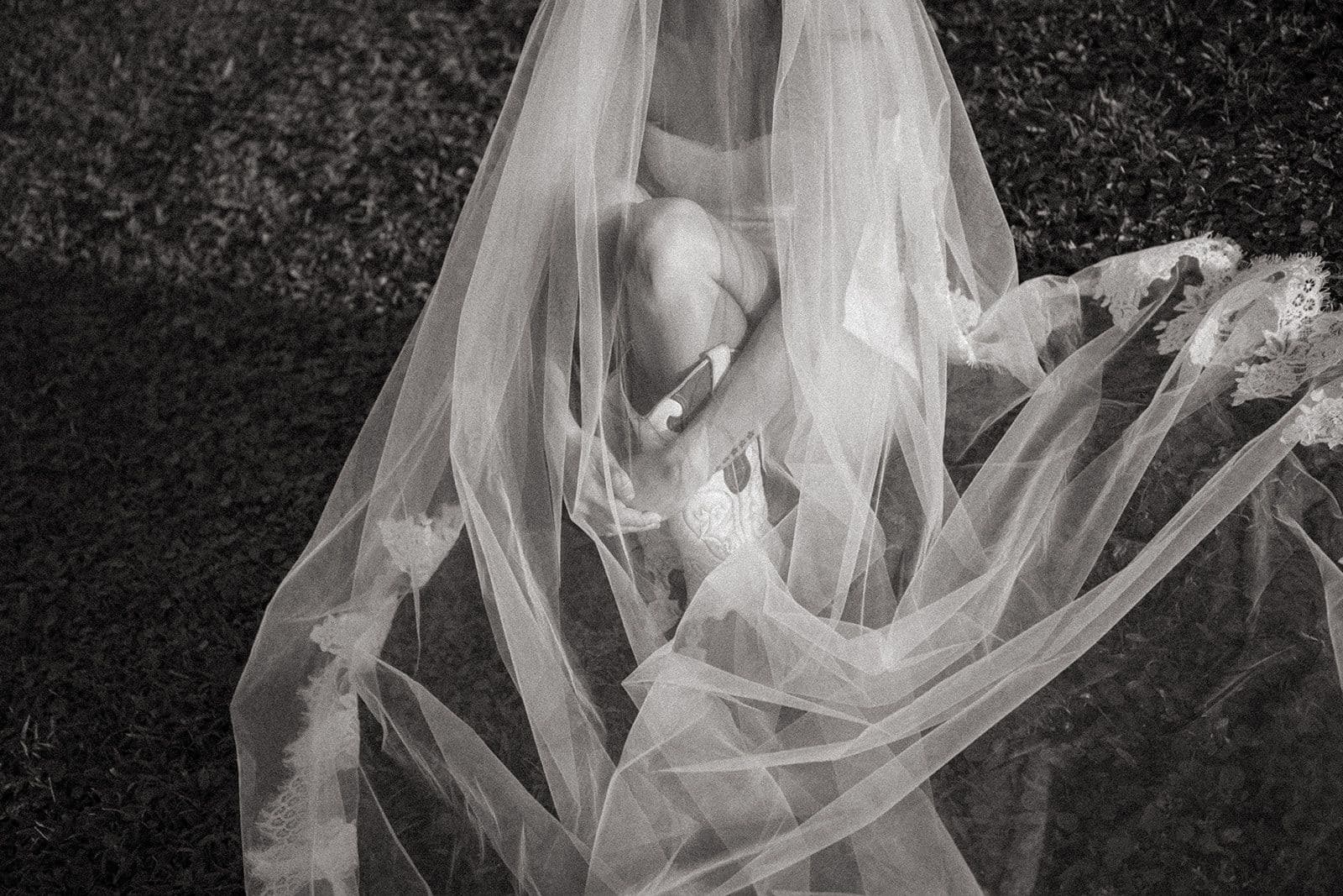 sesion de novia en botas vaqueras