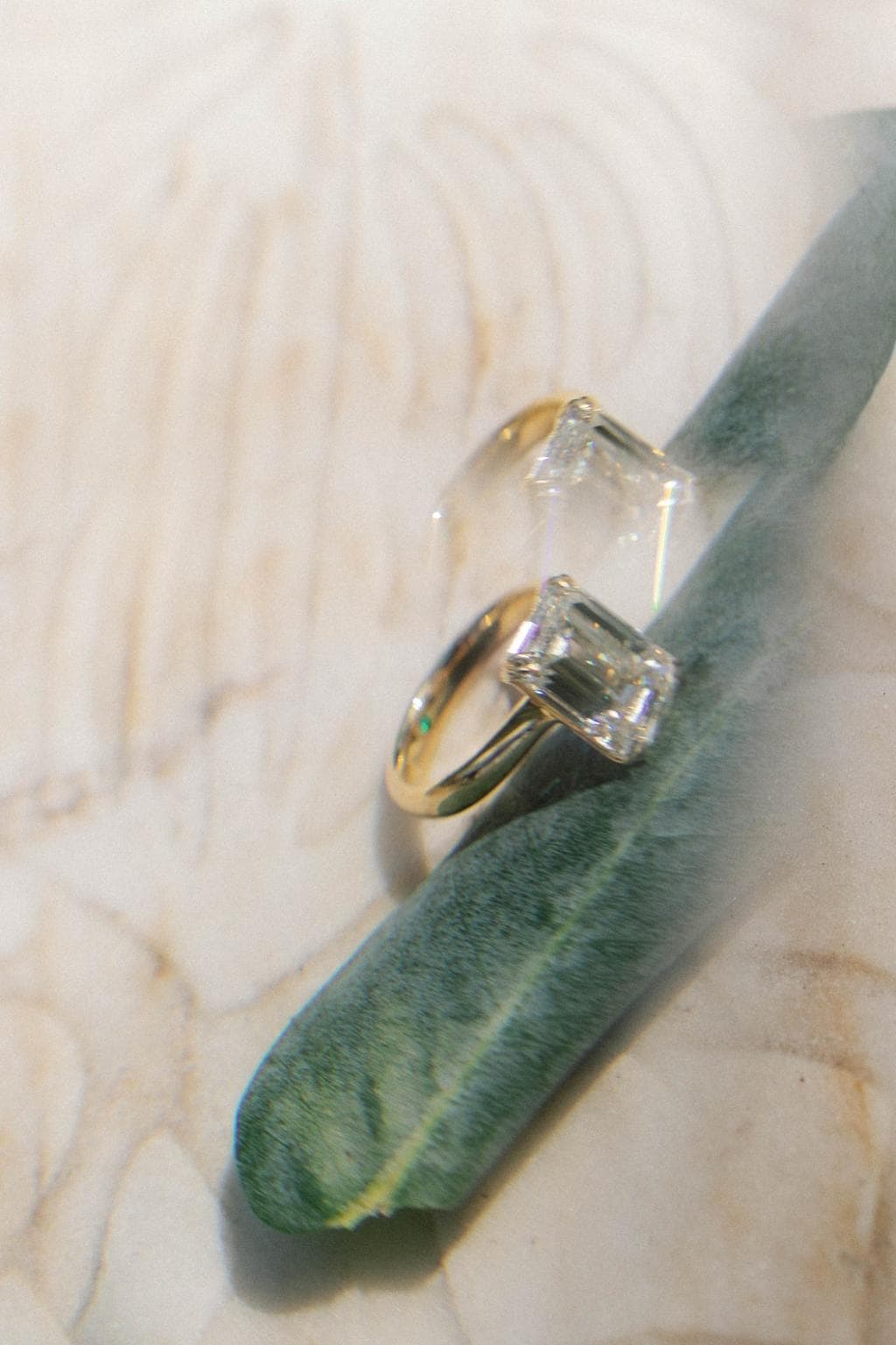 Extreme close-up al anillo de compromiso de Valeria Bross