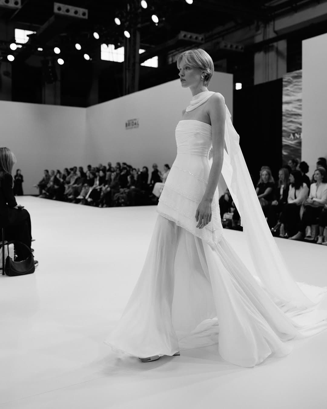 Wang Feng vestido novia cadera