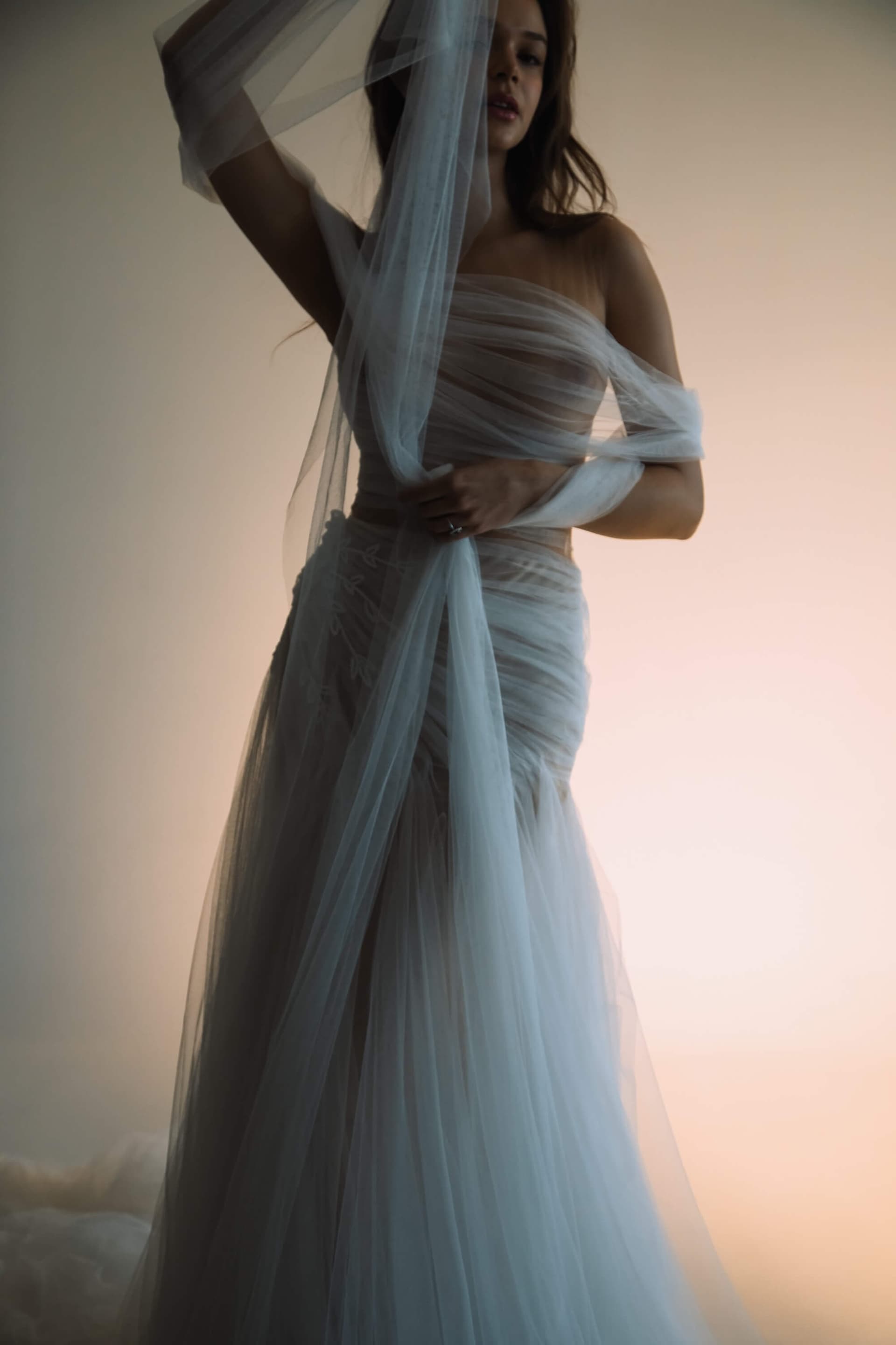 Una novia posando con telas transparentes