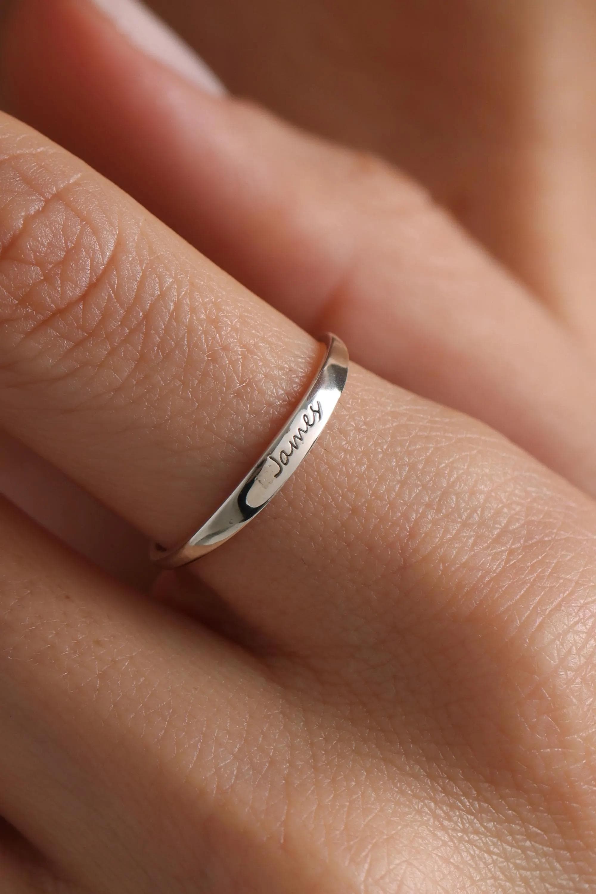 anillos grabados textos monogramas bodas