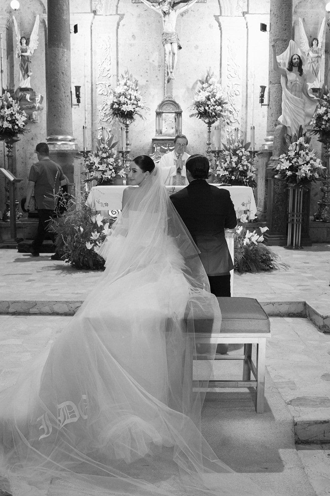 detalles boda novia llegando iglesia