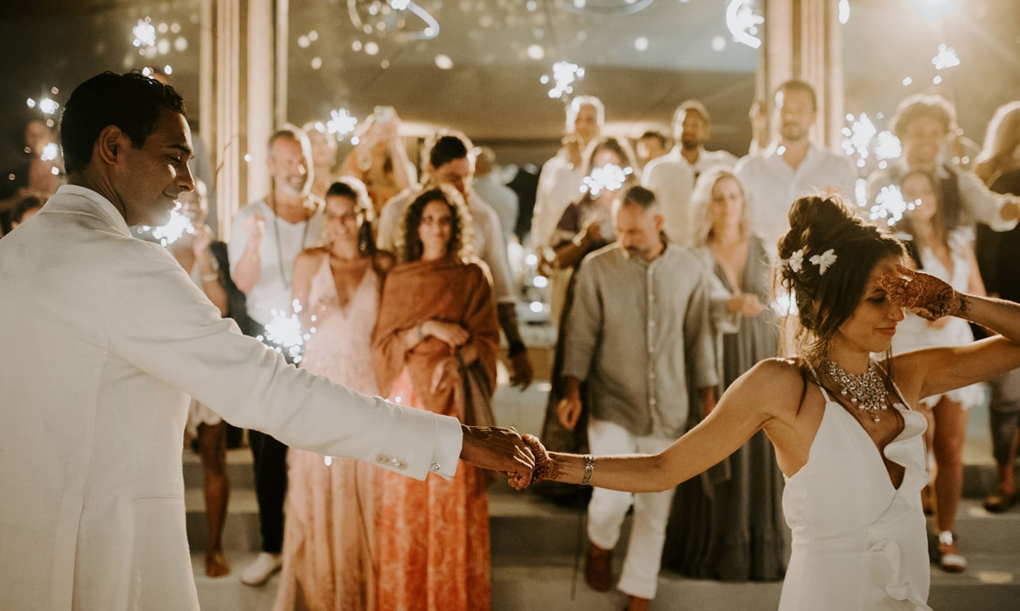 Novios e invitados en boda en Careyes