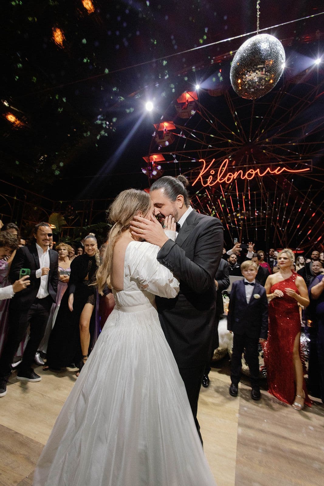 Amaury Lopez bailando con Valeria Bross en el centro de la pista