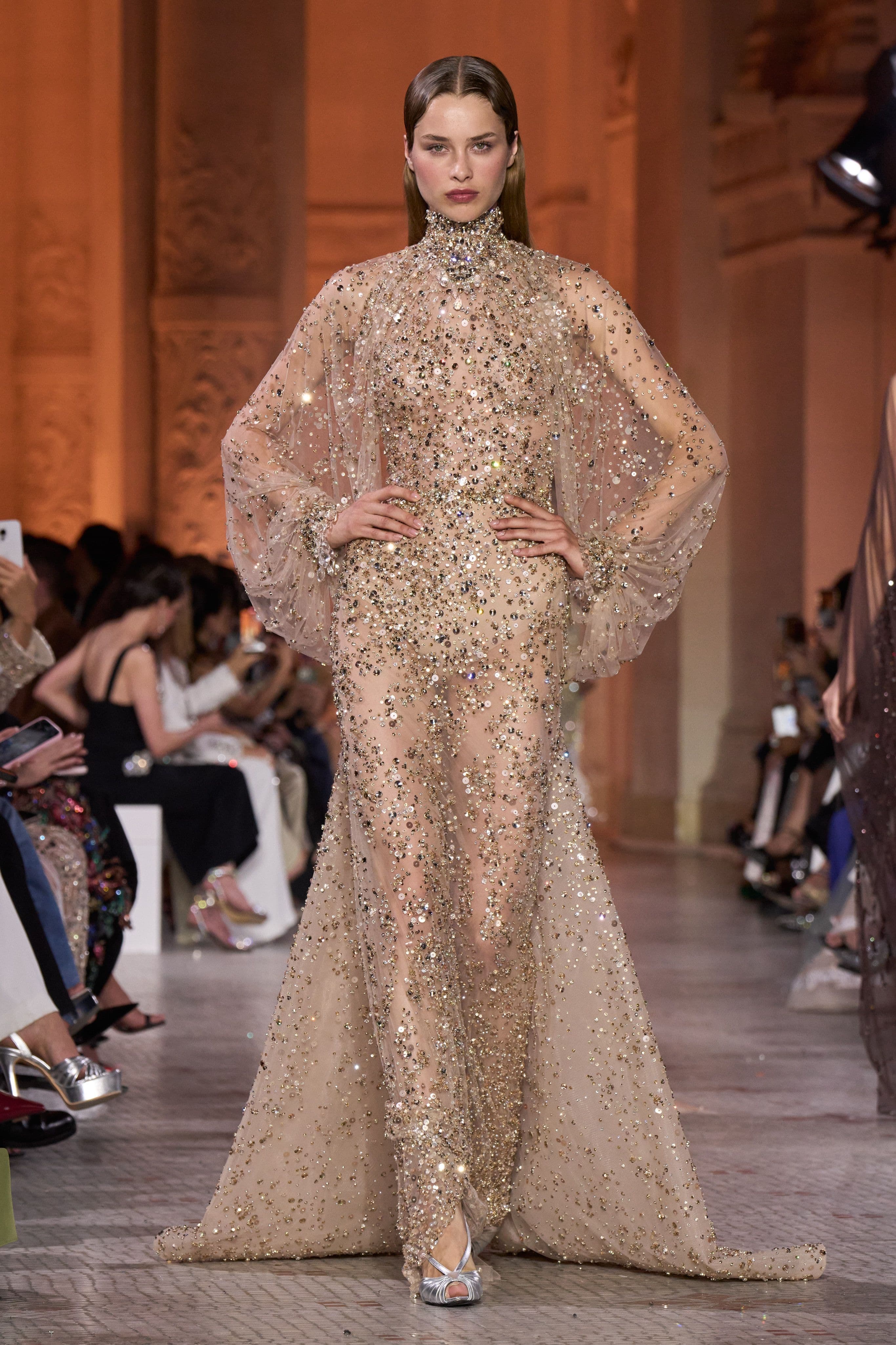 cuellos y manda larga tendencia de novias 2025 alta costura