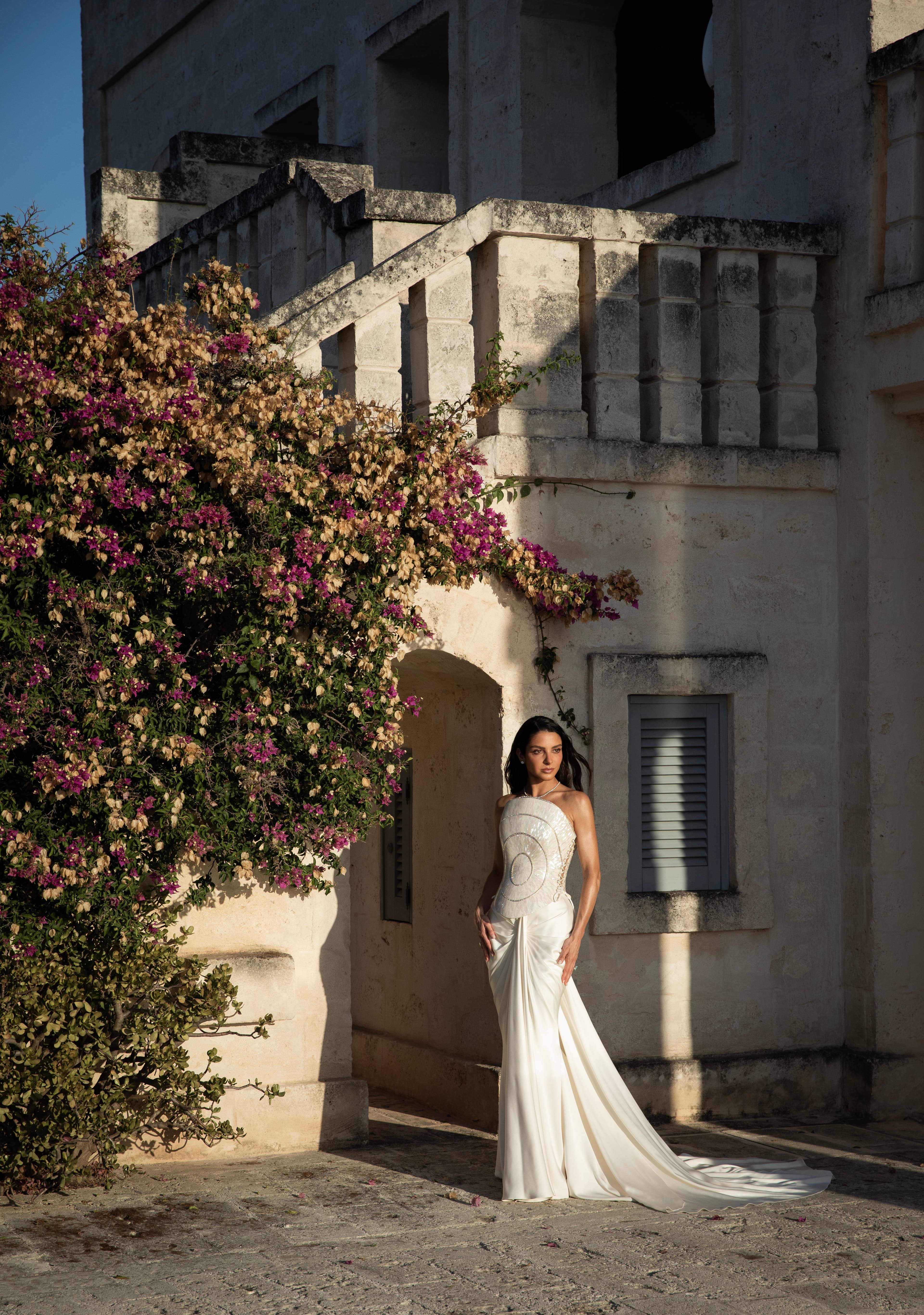 Vestido Sarah Mattar de Tamara Ralph Haute Couture aplicaciones de nácar marfil