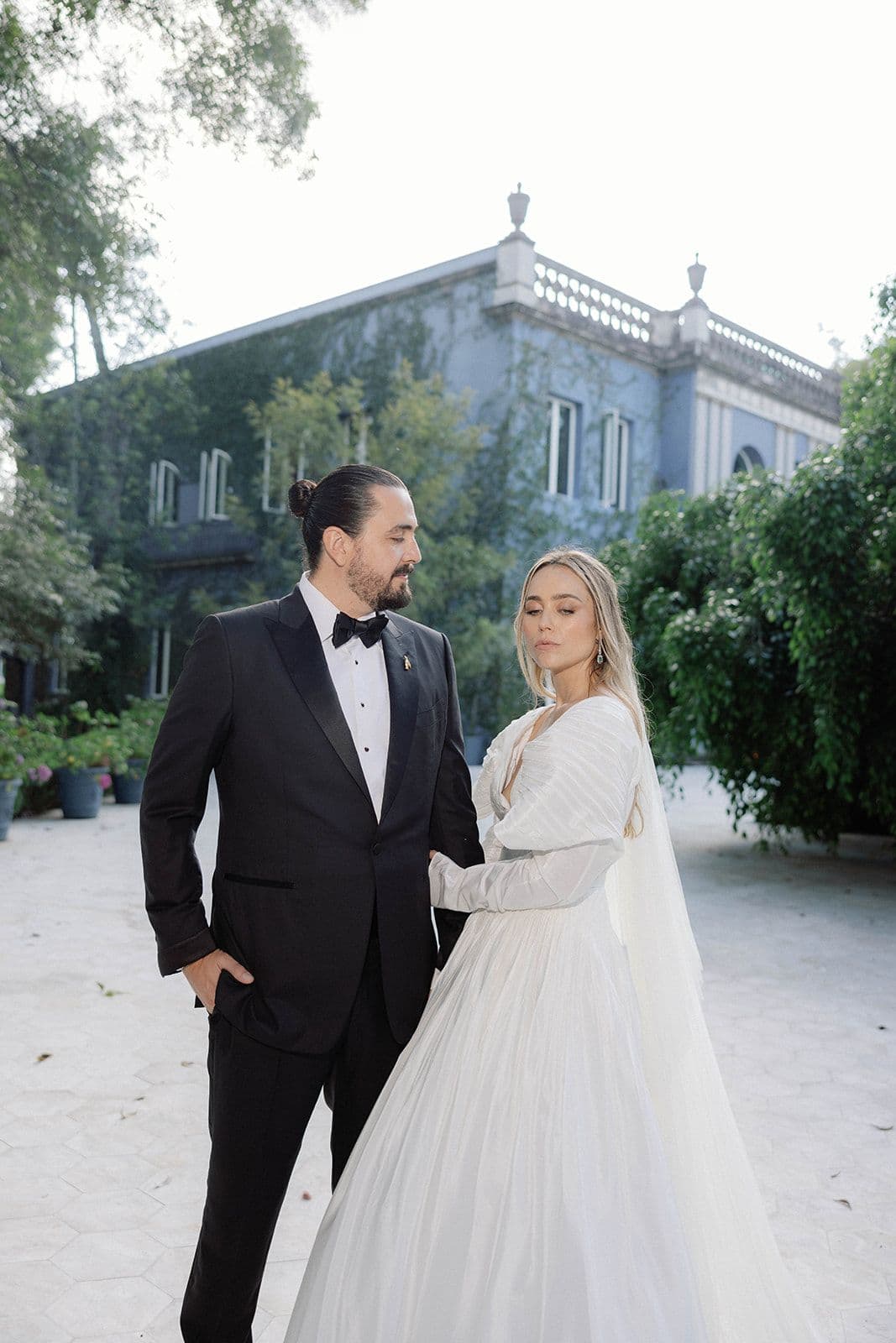 Amaury Lopez con Valeria Bross apunto de besarse en blanco y negro