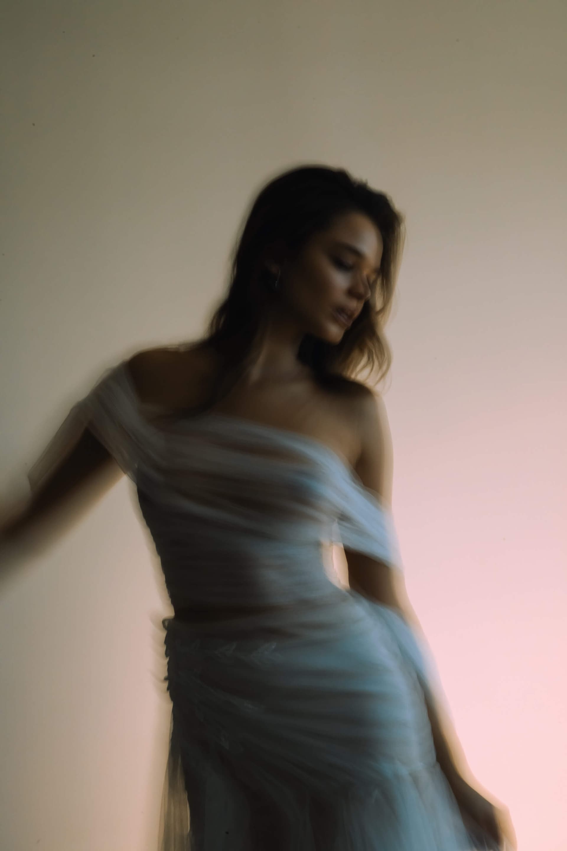 La misma novia de la foto anterior, con las mismas telas translucidas pero en distinta pose