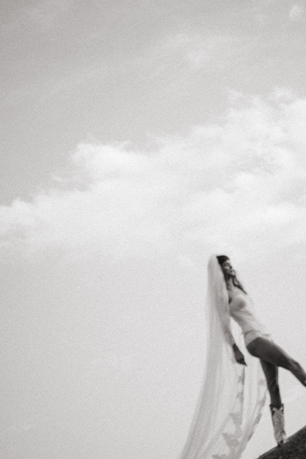 sesion de novia en botas vaqueras