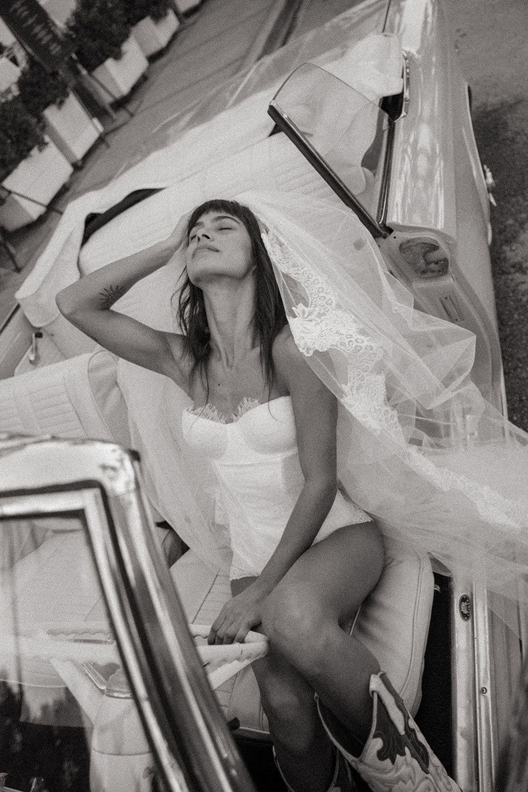 look novia con botas cowboy