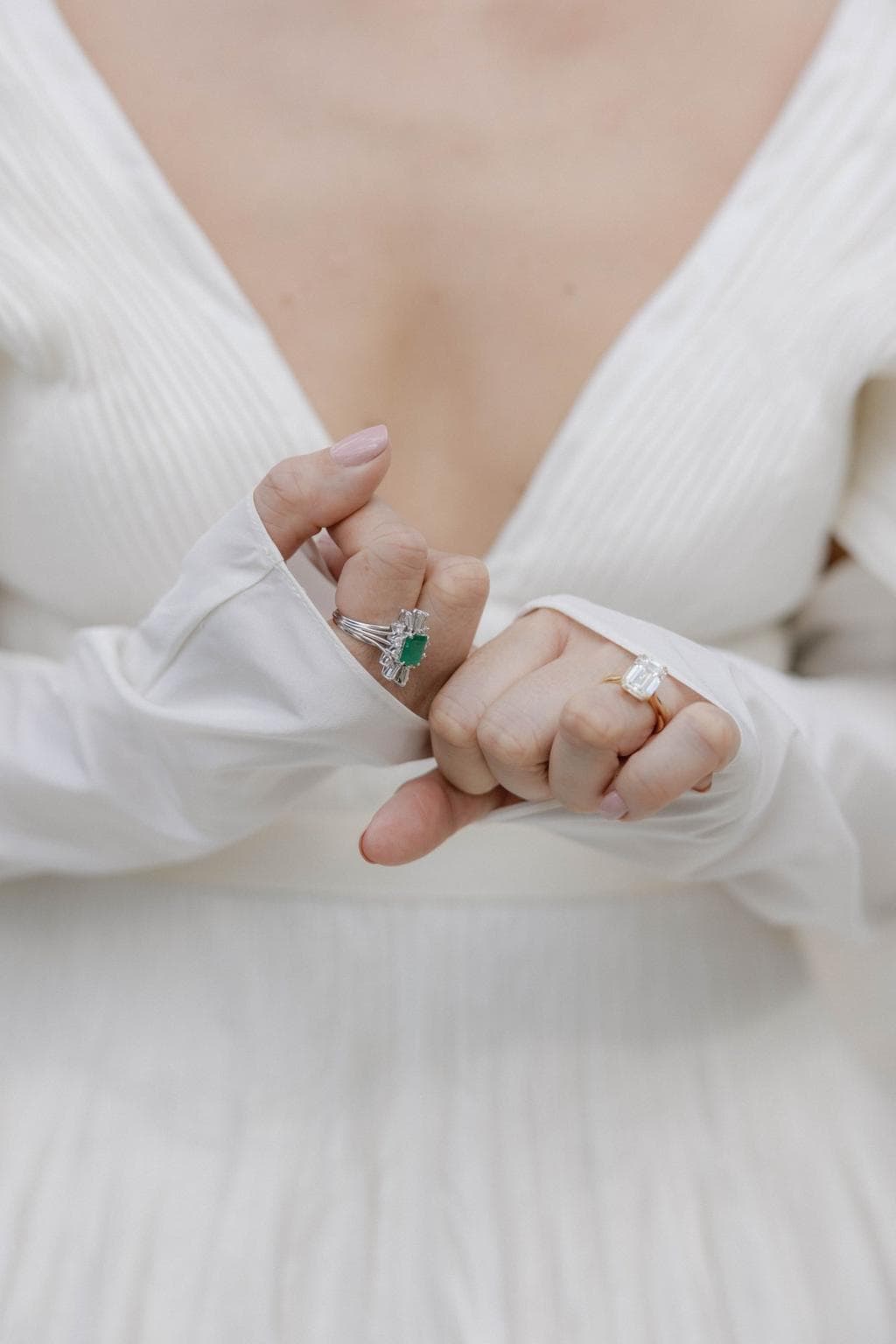 Close-up a las manos de Valeria Bross portando su anillo de compromiso