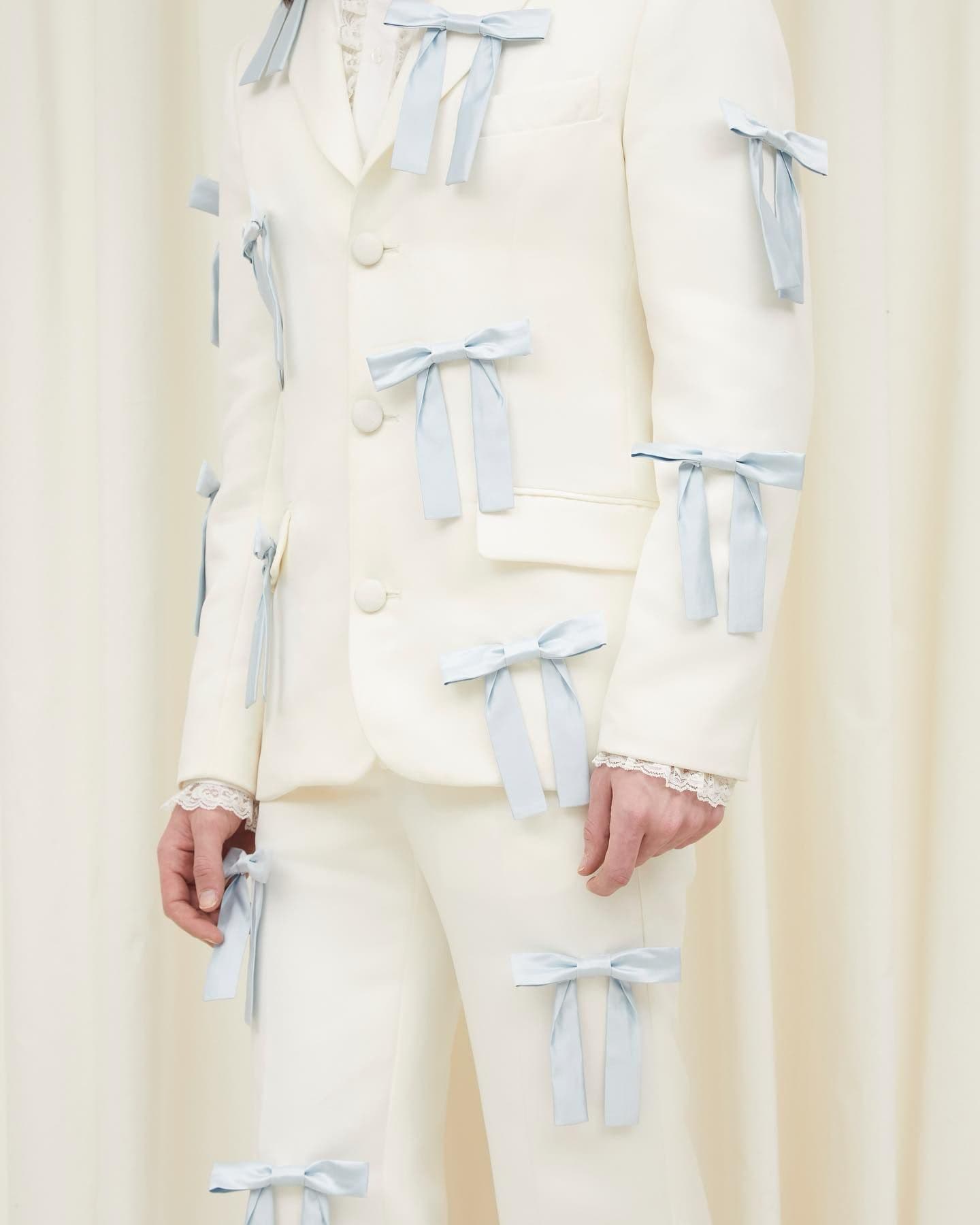 traje de novio color color bodas gen z centennials