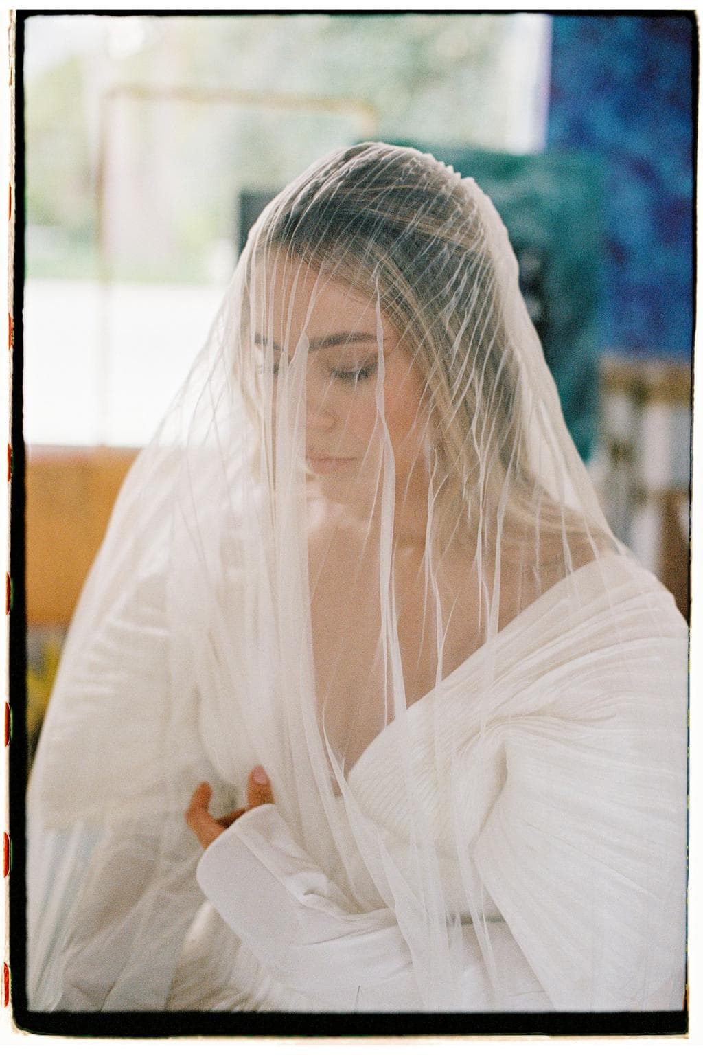 Valeria Bross con su vestido de novia y el velo puesto