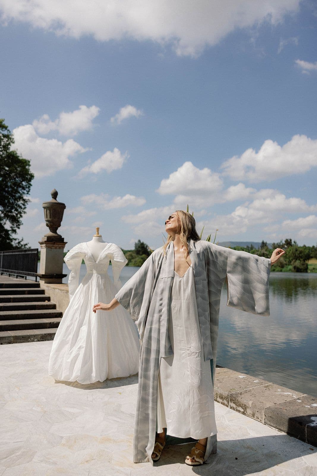 Valeria Bross posando con su vestido de bodas al fondo