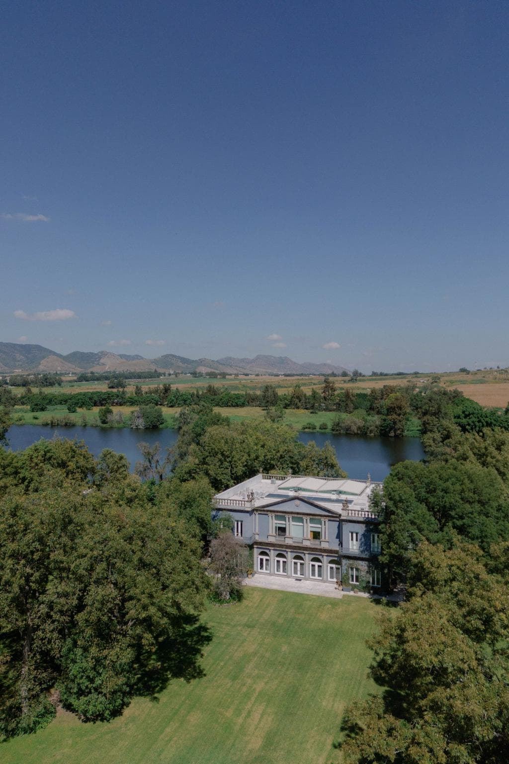 La misma hacienda, en una toma area dónde se aprecia un lago al fondo