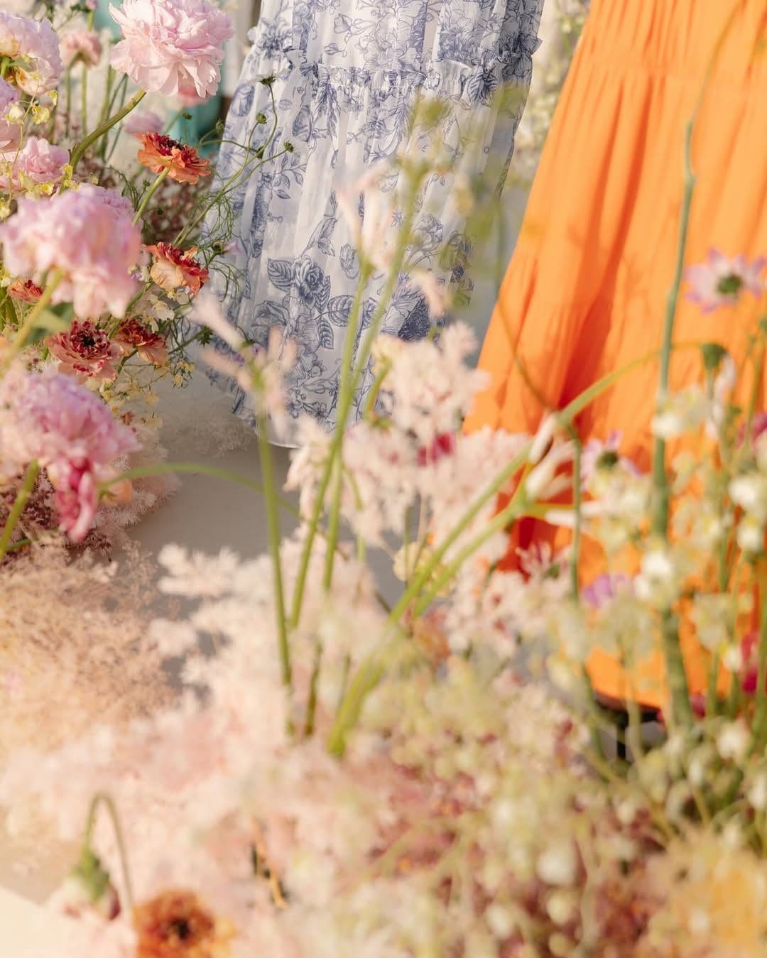 Invitadas con colores pastel para boda en playa