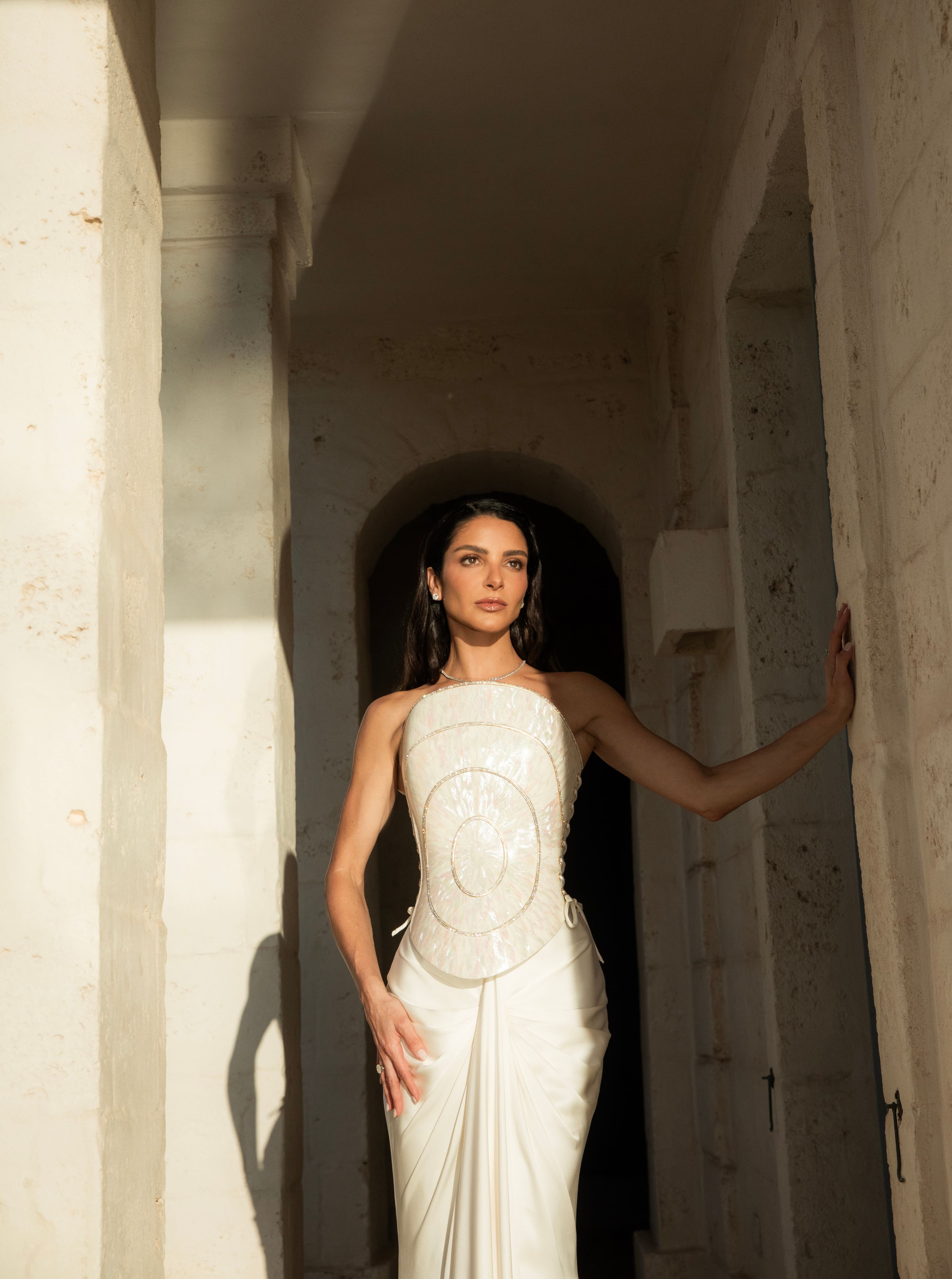 Vestido Sarah Mattar de Tamara Ralph Haute Couture aplicaciones de nácar marfil