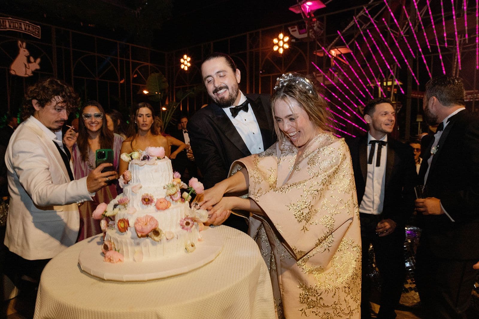 Amaury Lopez y Valeria Bross partiendo su pastel de bodas