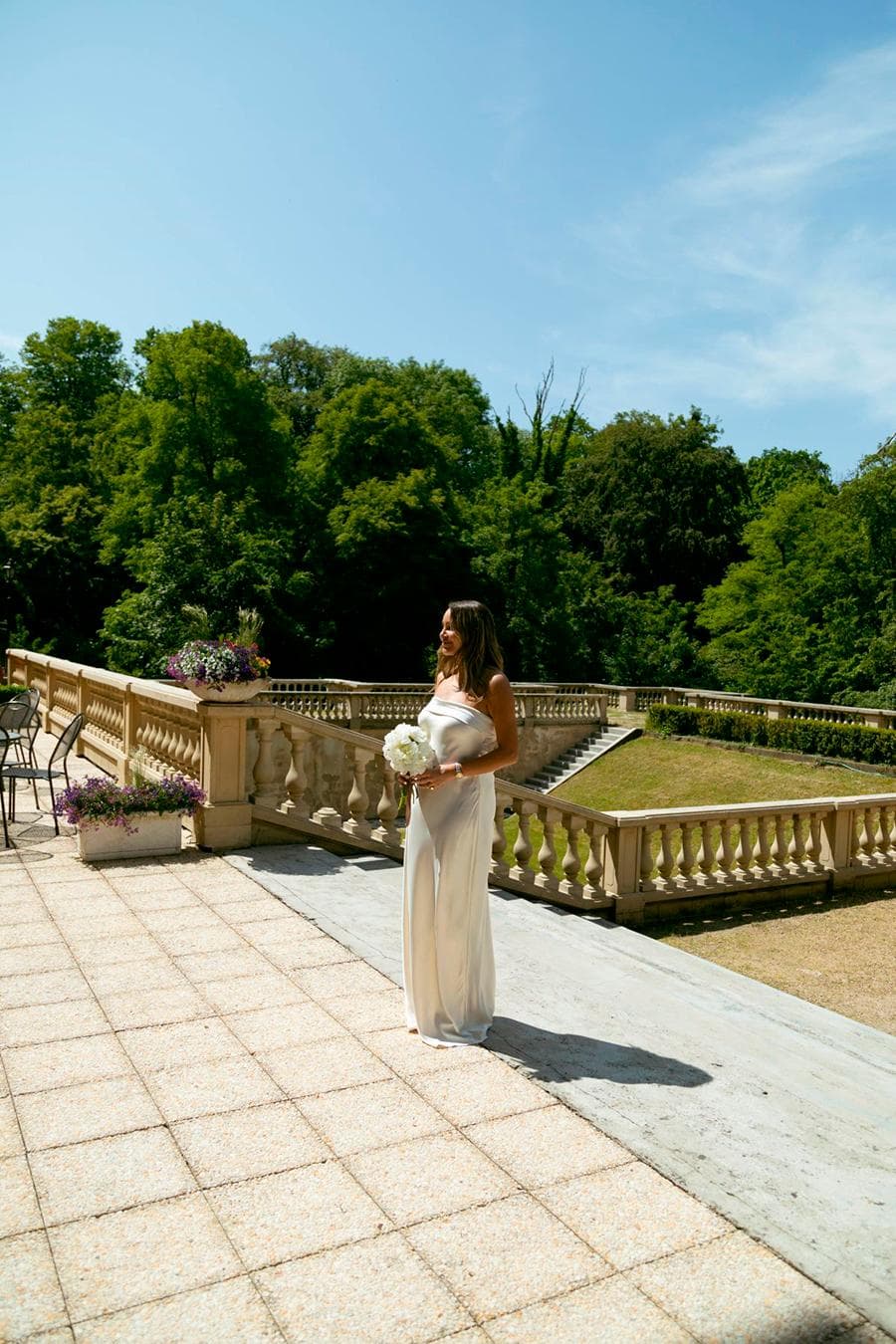 mujer posando en escaleras del recinto.